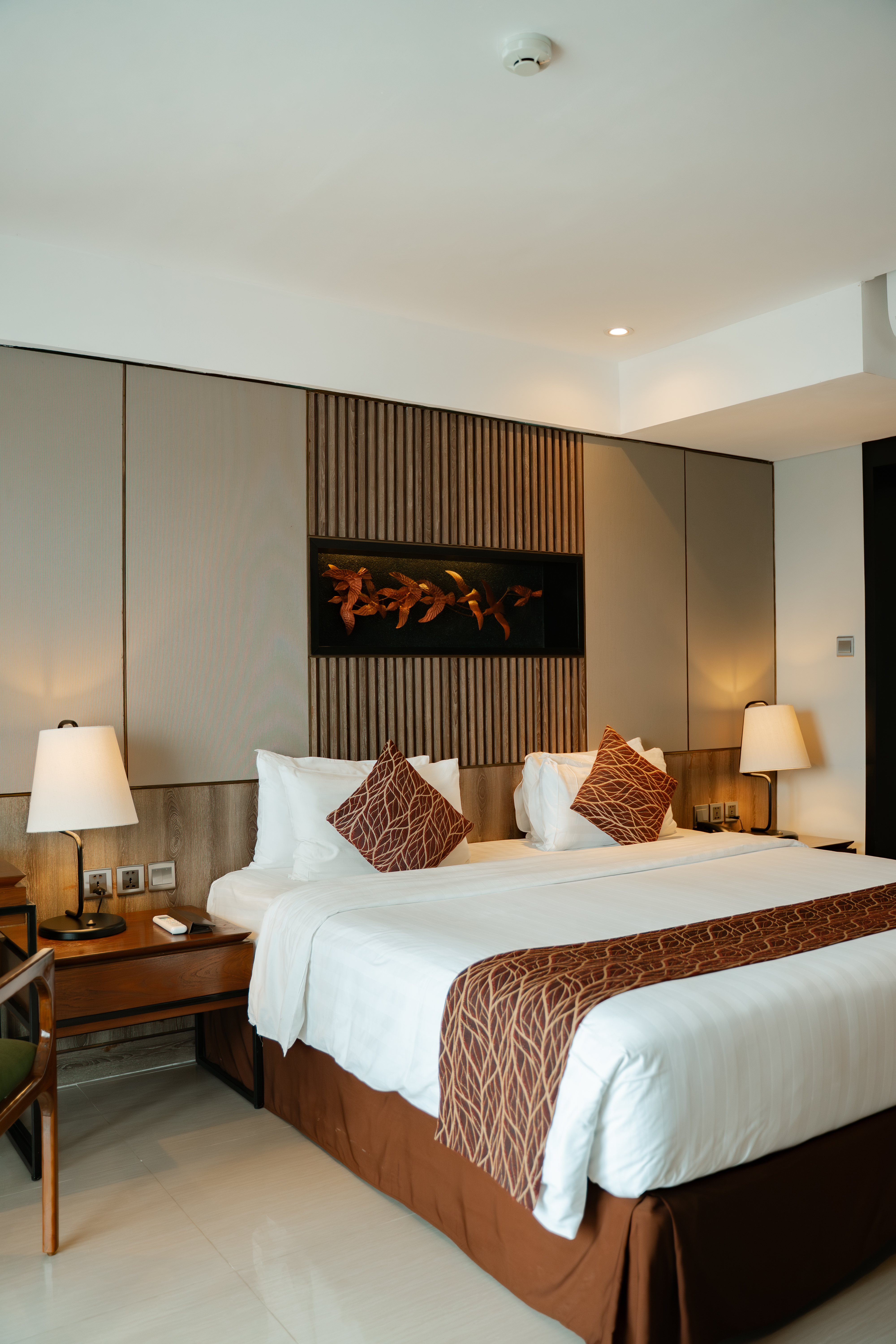luxury-deluxe-hotel-room-interior-jpg.jpg